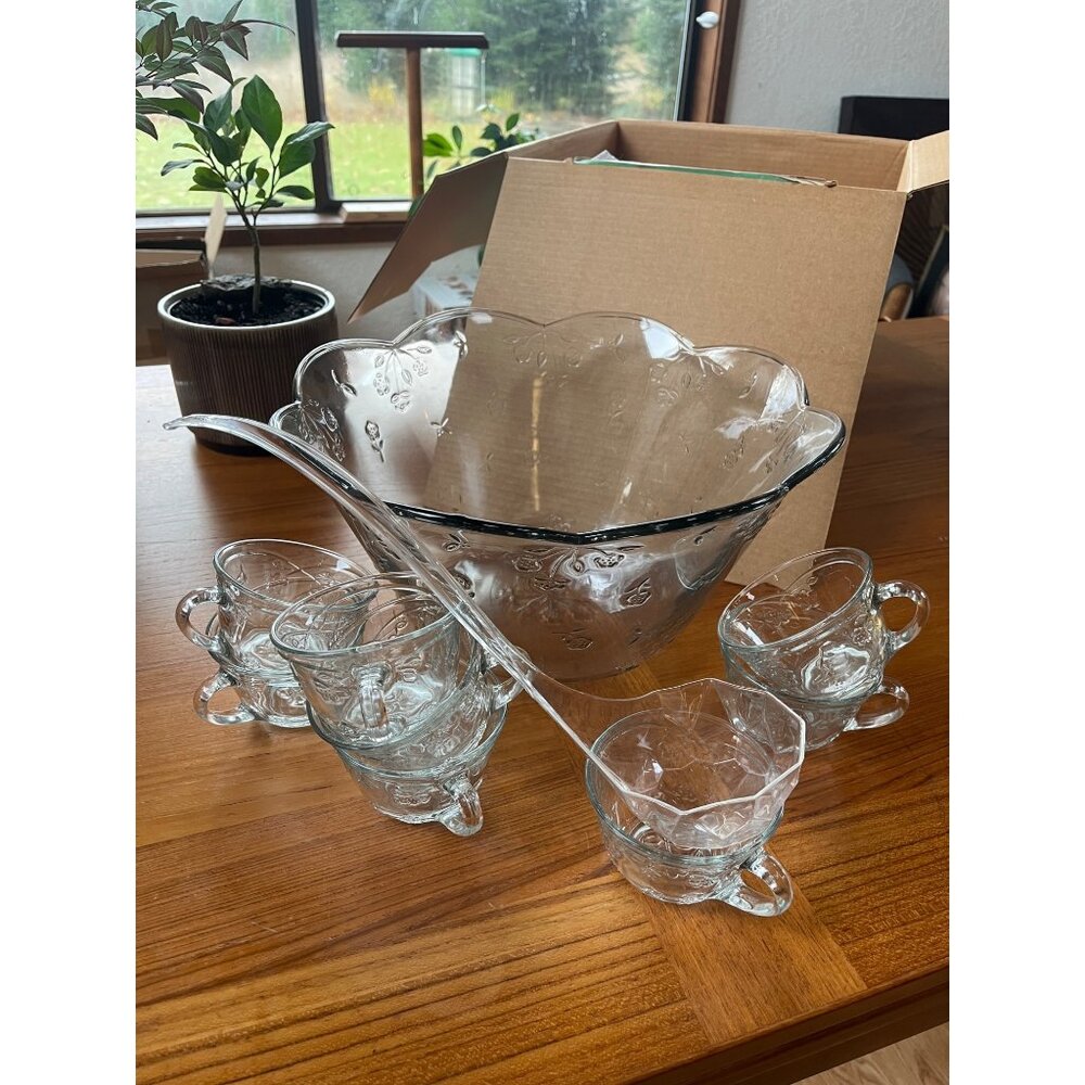 Anchor Hocking Savannah 18-Piece Punch Bowl Set With 8 Cups & Ladle